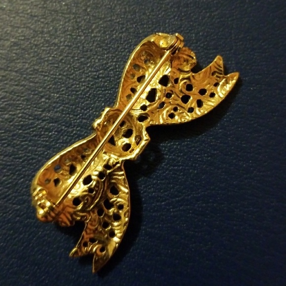 Beautiful Bow Brooch - Picture 2 of 3
